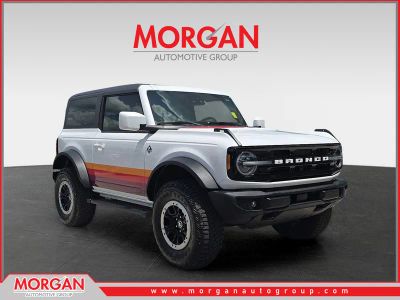 2023 Ford Bronco Outer Banks in Oxford White — front three-quarter view