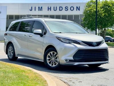 2023 Toyota Sienna XLE - Photo 2