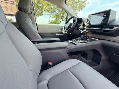 2023 Toyota Sienna XLE - Photo 13