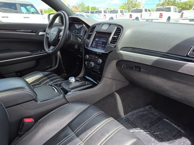 2023 Chrysler 300 — photo 9 view