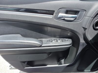 2023 Chrysler 300 — photo 24 view