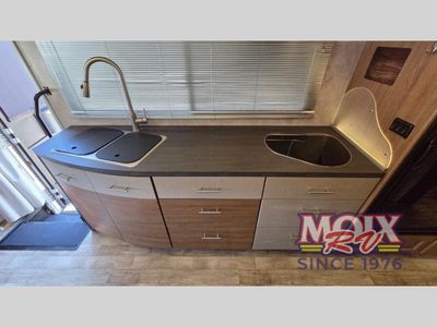 2018 Winnebago Navion - Photo 10