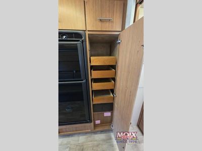 2018 Winnebago Navion - Photo 15