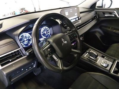 2024 Mitsubishi Outlander Plug-In Hybrid — photo 16 view