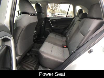 2025 Toyota RAV4 XLE - Photo 13