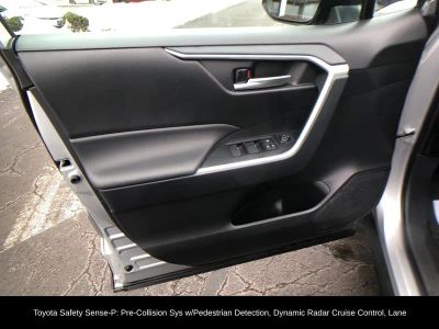 2025 Toyota RAV4 XLE - Photo 16