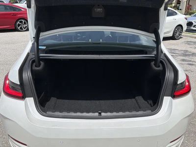 2025 BMW 3 Series — photo 9 view
