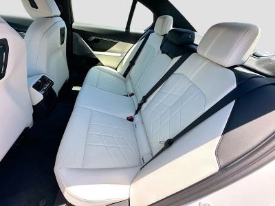 2027 BMW 5 Series — photo 18 view