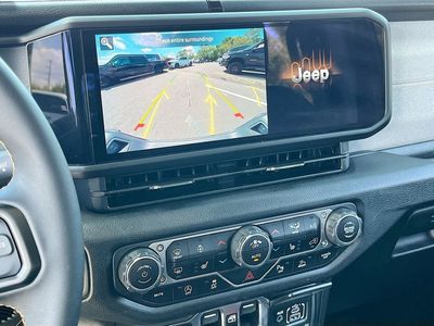 2025 Jeep Gladiator - Photo 14