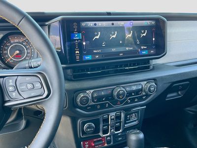 2025 Jeep Gladiator - Photo 16