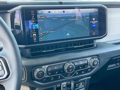 2025 Jeep Gladiator - Photo 13