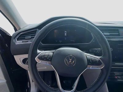 2023 Volkswagen Tiguan — photo 9 view