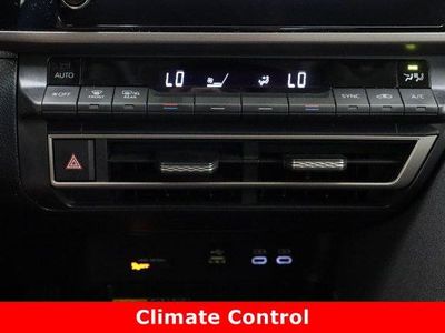 2025 Toyota Camry FWD - Photo 18