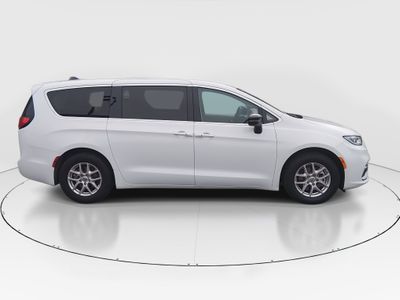 2024 Chrysler Pacifica — photo 8 view