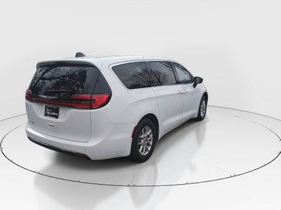 2024 Chrysler Pacifica — photo 7 view