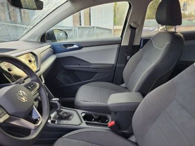 2024 Volkswagen Taos — photo 13 view