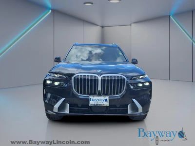 2025 BMW X7 — detail view