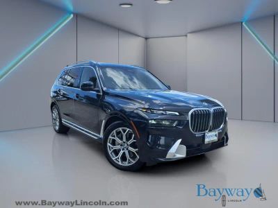 2025 BMW X7 xDrive40i in Black Sapphire Metallic — front three-quarter view