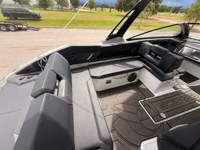 2025 Scarab 285 LX - Photo 16