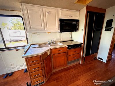 1998 Fleetwood Discovery - Photo 4