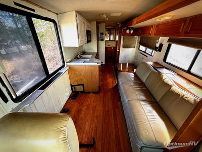 1998 Fleetwood Discovery - Photo 2