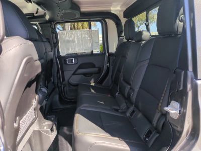 2026 Jeep Gladiator — photo 15 view