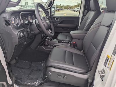 2026 Jeep Gladiator - Photo 12