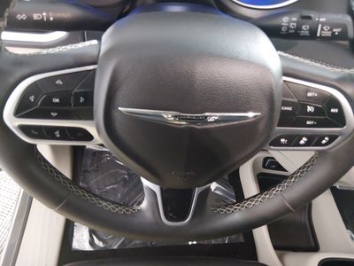 2023 Chrysler Pacifica — photo 12 view