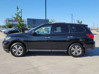 2017 Nissan Pathfinder — side profile view