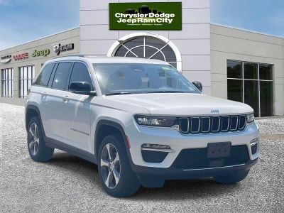 2023 Jeep Grand Cherokee — interior view