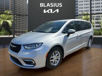 2023 Chrysler Pacifica Touring L in Silver Mist Clearcoat — front three-quarter view