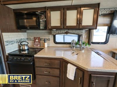 2020 Thor Motor Coach Hurricane — photo 15 view