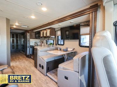 2020 Thor Motor Coach Hurricane — photo 10 view