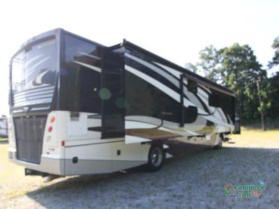 2018 Fleetwood RV Pace Arrow — photo 7 view