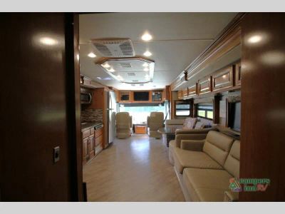 2018 Fleetwood RV Pace Arrow — photo 37 view