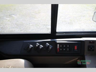 2018 Fleetwood RV Pace Arrow — photo 28 view