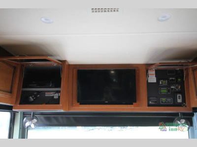 2018 Fleetwood RV Pace Arrow — photo 24 view
