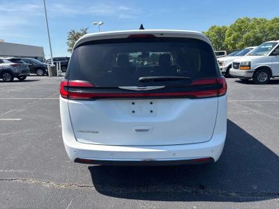 2023 Chrysler Pacifica - Photo 4