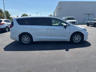 2023 Chrysler Pacifica - Photo 2