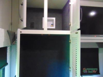 2025 Fleetwood RV Bounder — photo 17 view