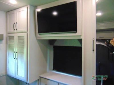 2025 Fleetwood RV Bounder — photo 15 view