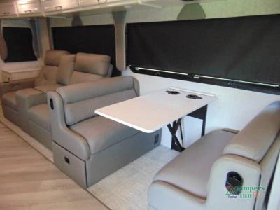 2025 Fleetwood RV Bounder — photo 9 view