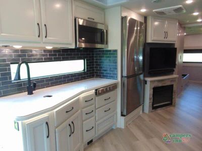 2025 Fleetwood RV Bounder — photo 36 view