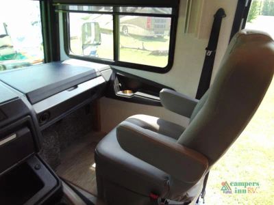 2025 Fleetwood RV Bounder — photo 42 view