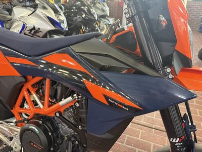 2026 KTM 690 SMC R - Photo 11