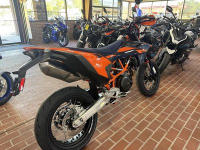 2026 KTM 690 SMC R - Photo 4