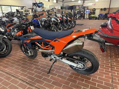 2026 KTM 690 SMC R - Photo 3