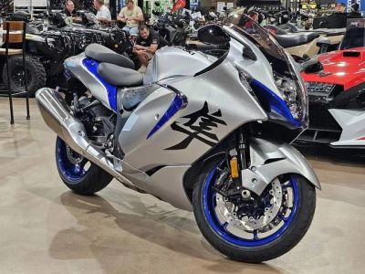 2025 Suzuki Hayabusa — front three-quarter view
