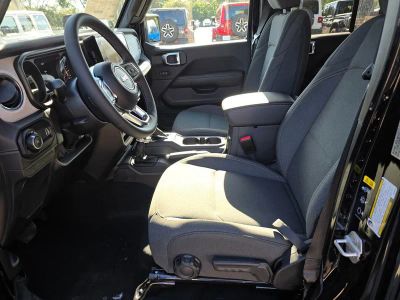2025 Jeep Wrangler — photo 15 view