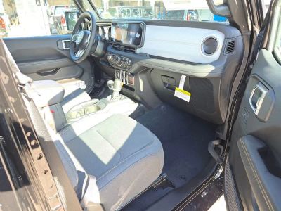 2025 Jeep Wrangler — photo 28 view